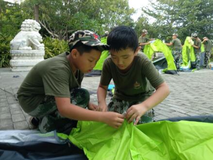 小(xiǎo)精英軍事(shì)夏令營、冬令營-孩子(zǐ)們在搭帳篷