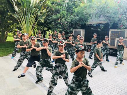 小(xiǎo)精英軍事(shì)夏令營、冬令營-孩子(zǐ)們在訓練