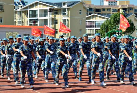 校(xiào)園軍訓訓練中